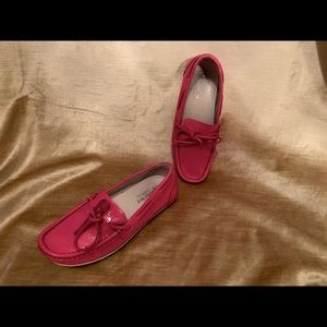 Girls hot pink patent leather loafer by Naturino